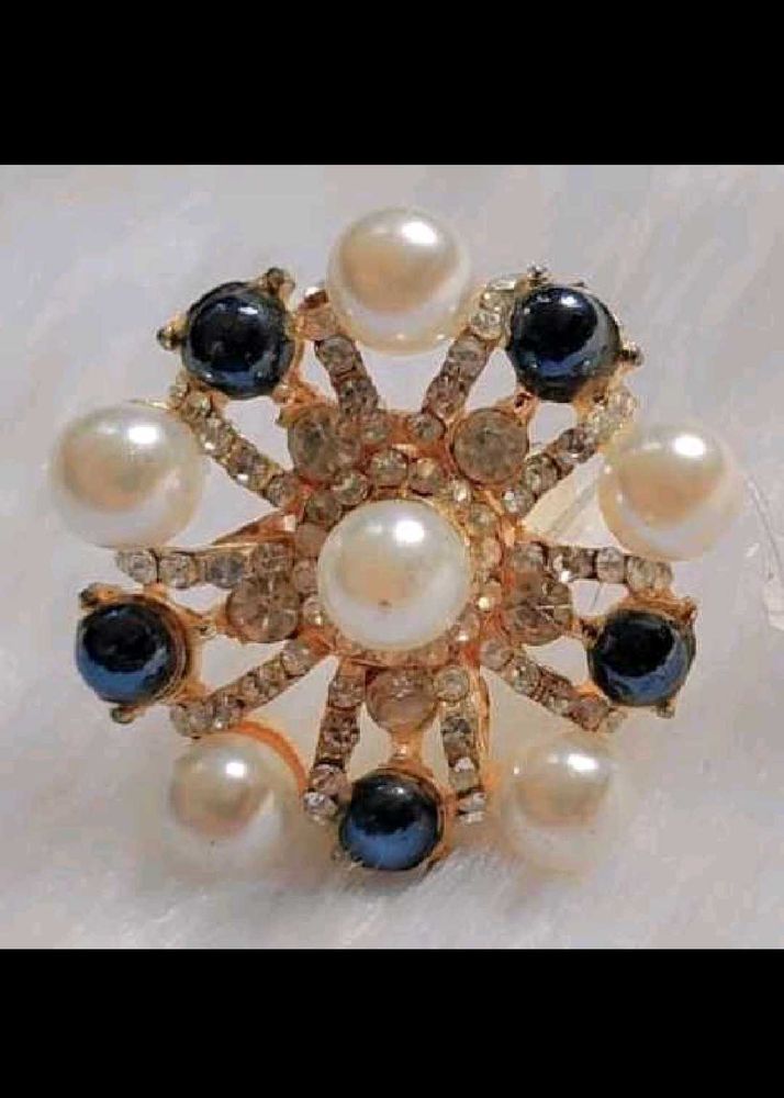 Adjustable Ring With Shiny Pearls On It♥️