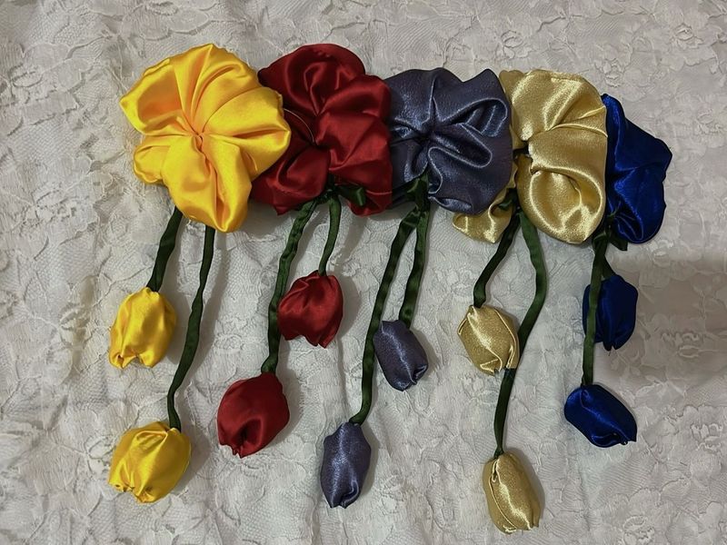 Tulip Scrunchie 🌷