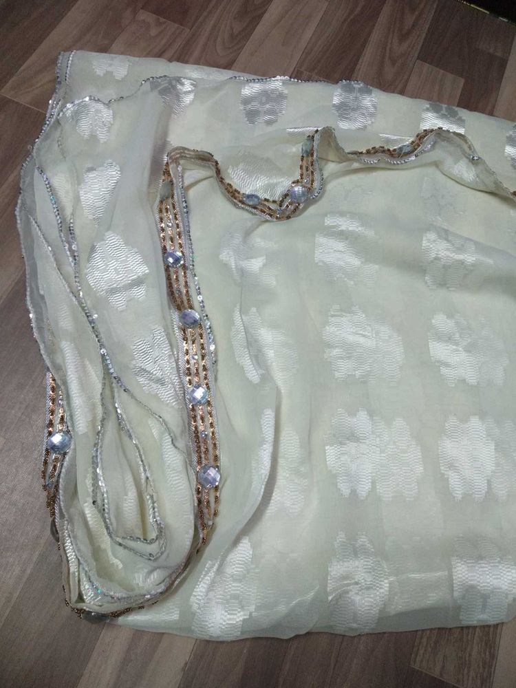 White Saree With Blouse And Peticoat