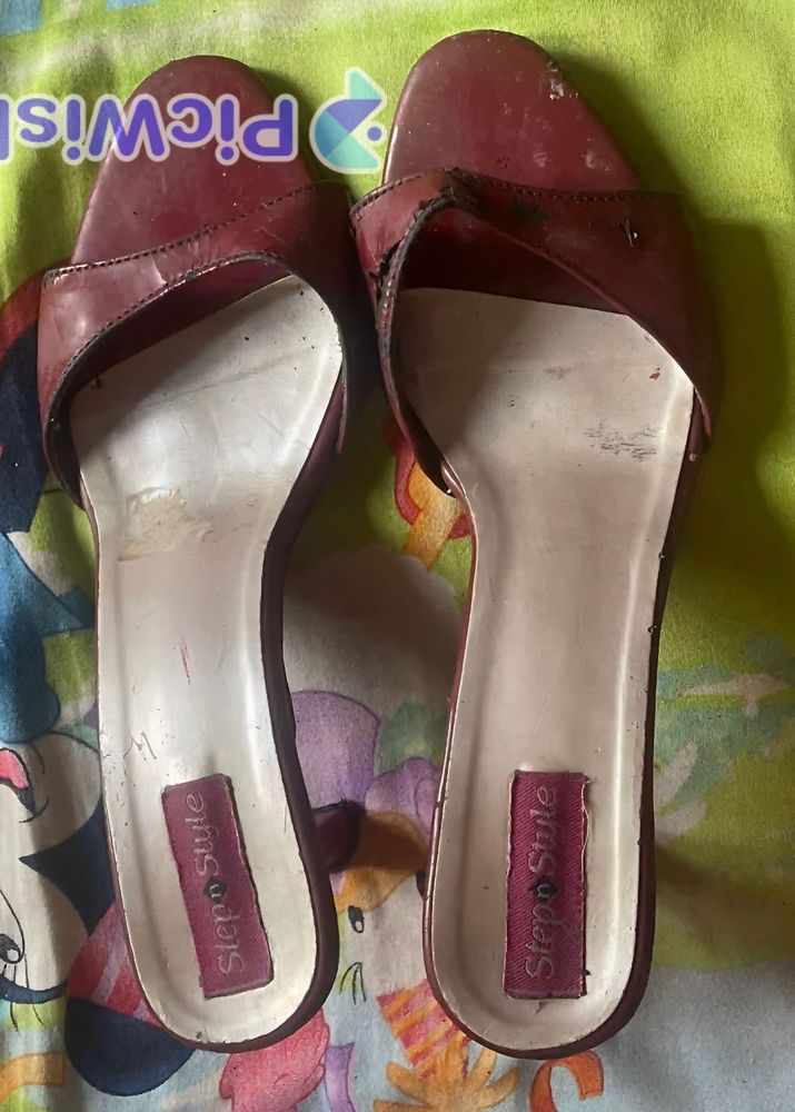 हर कदम में दिखाएं ग्लैमर – नई ट्रेंडी हील्स