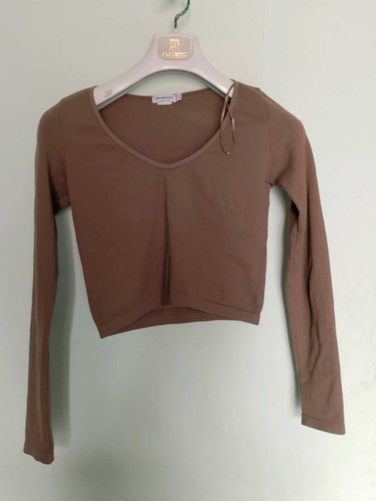 ribbed branded casual top.