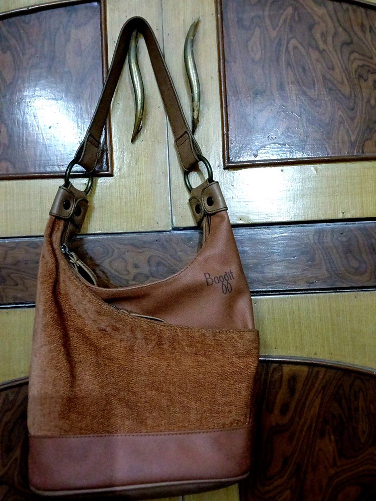 It&#39;s A Medium Sized Branded(Baggit) Purse. Like Ne