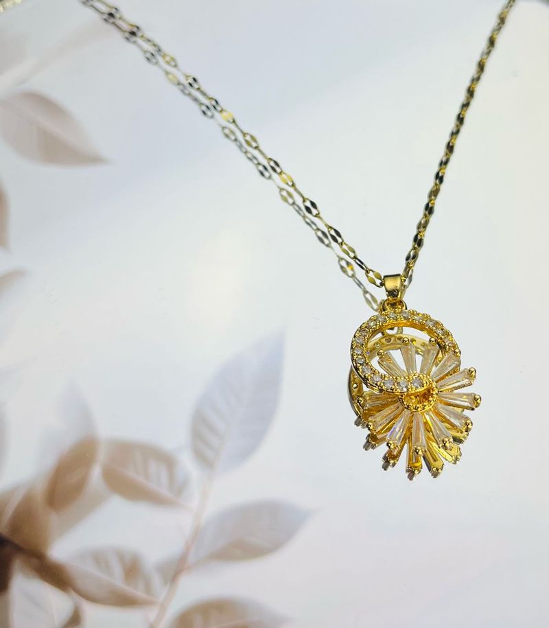 Rotating Gold Flower Pendant Necklace Anti Tarnish