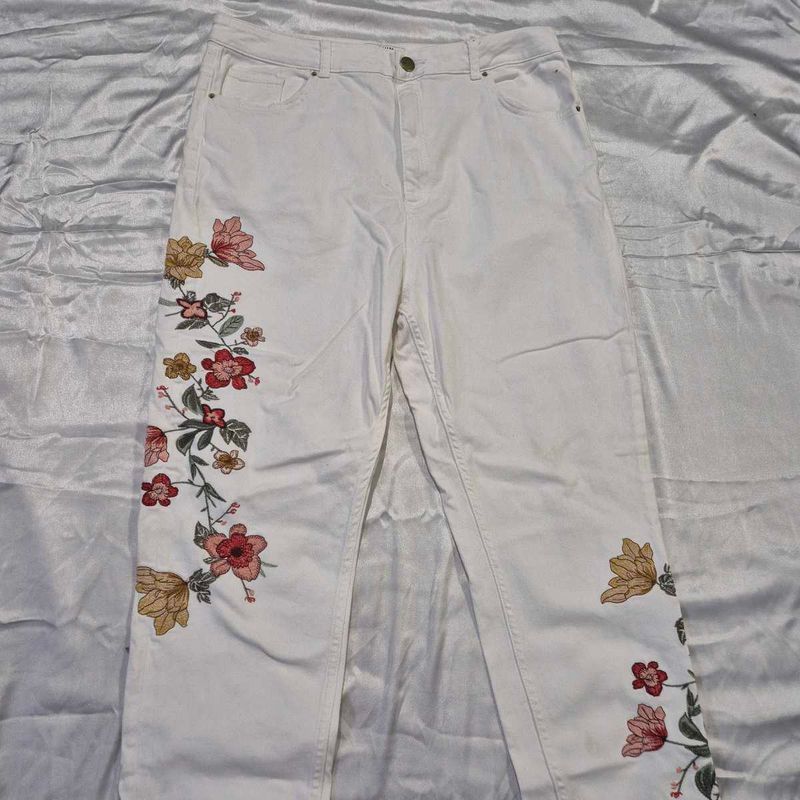 White Floral Embroidery Jeans /Pinterest