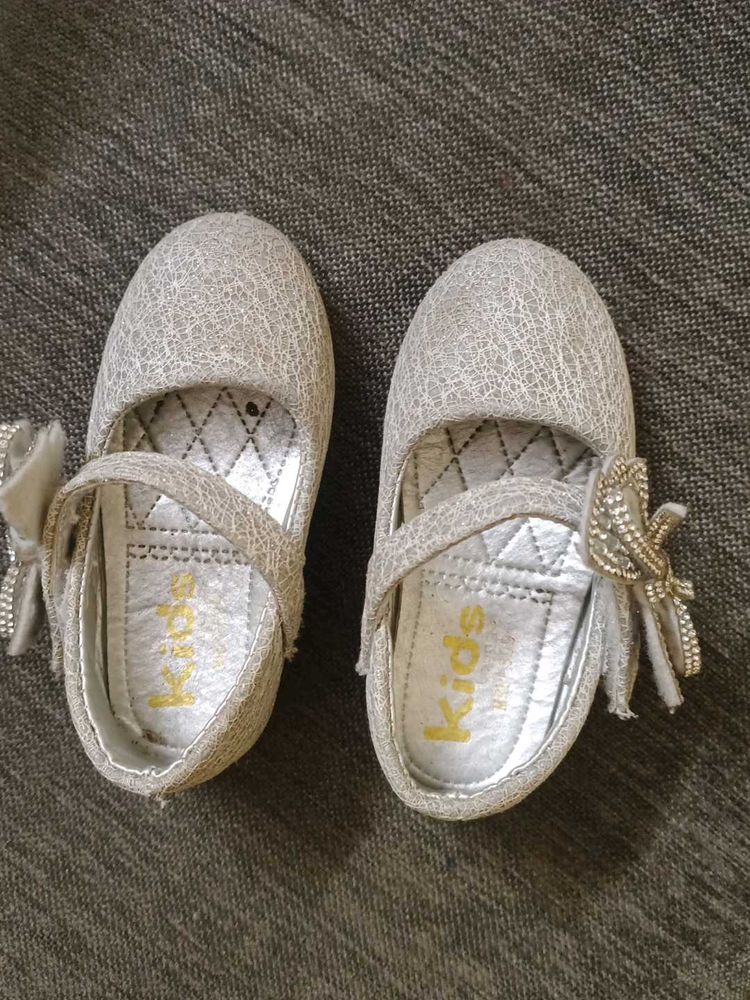 Sparkly Silver Girls&#39; Dress Shoes