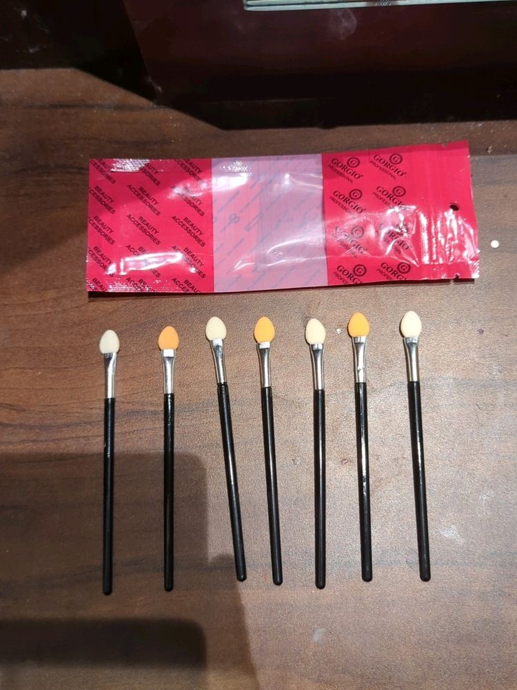 Sponge Brush For Eyeshadow Look