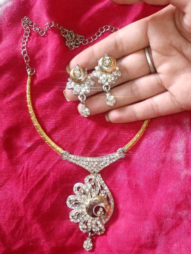 Earings And Nacklace