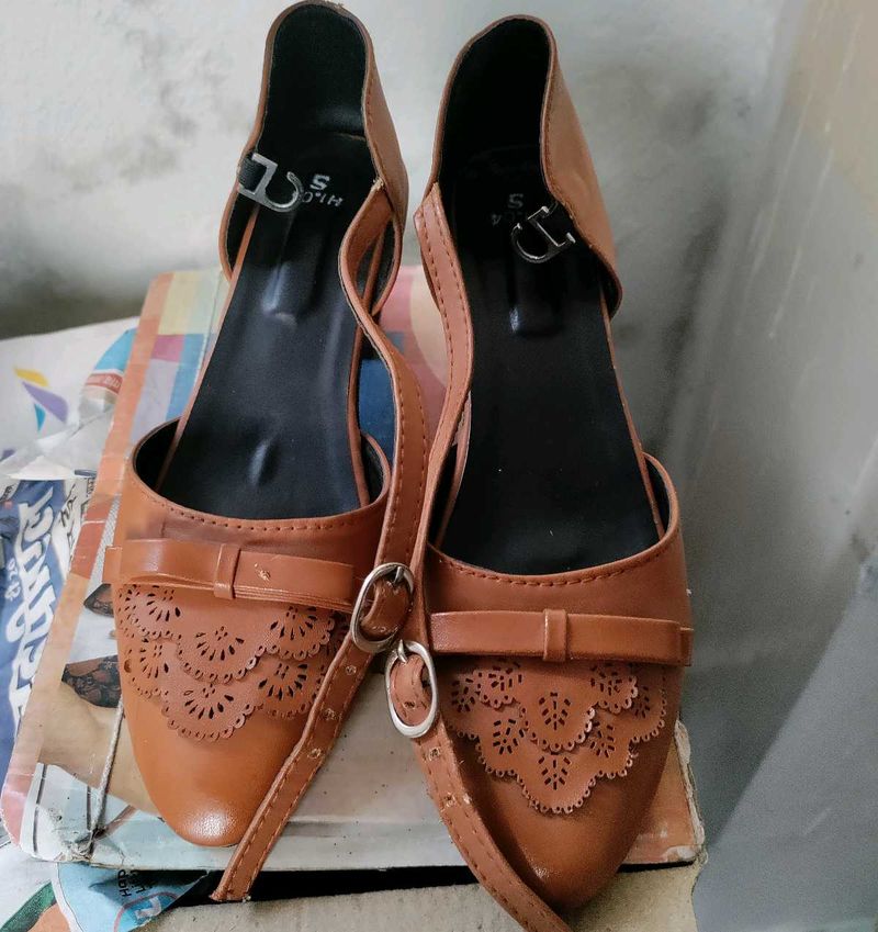 Beautiful Women&#39;s Brown Heels