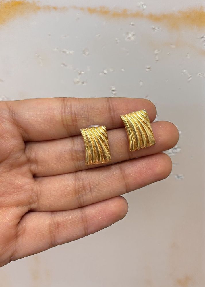 Gold-Tone Textured Earrings🎀