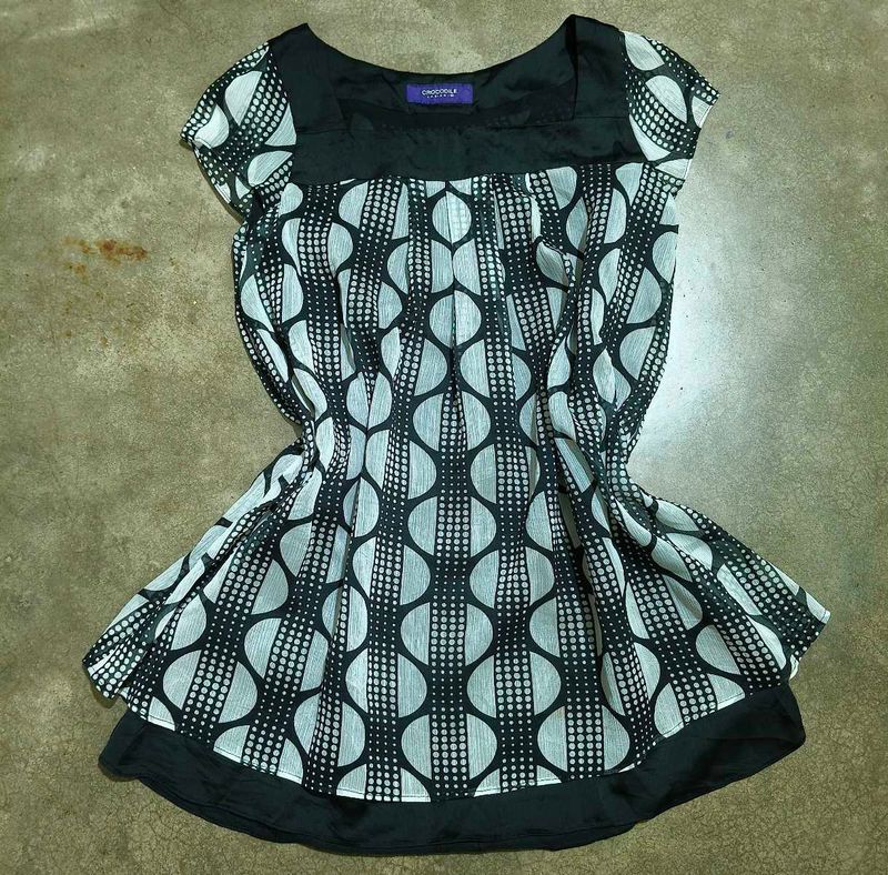 Chic Black &amp; White Top