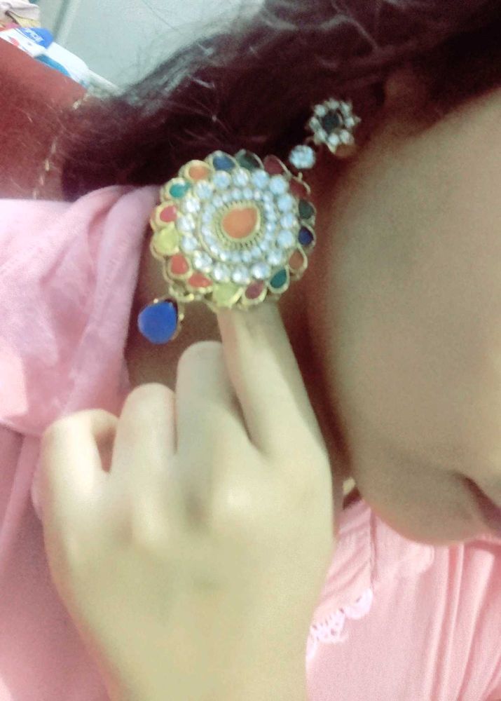 2 MULTICOLOURED EARINGS AND TIKA