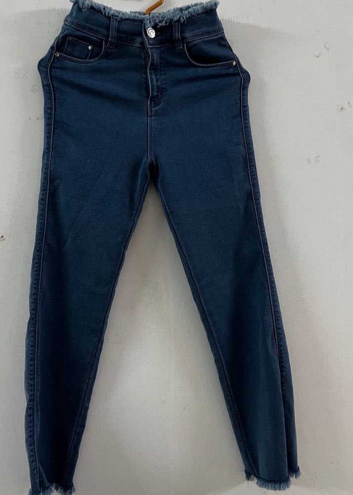 Frayed High-Waisted Jeans