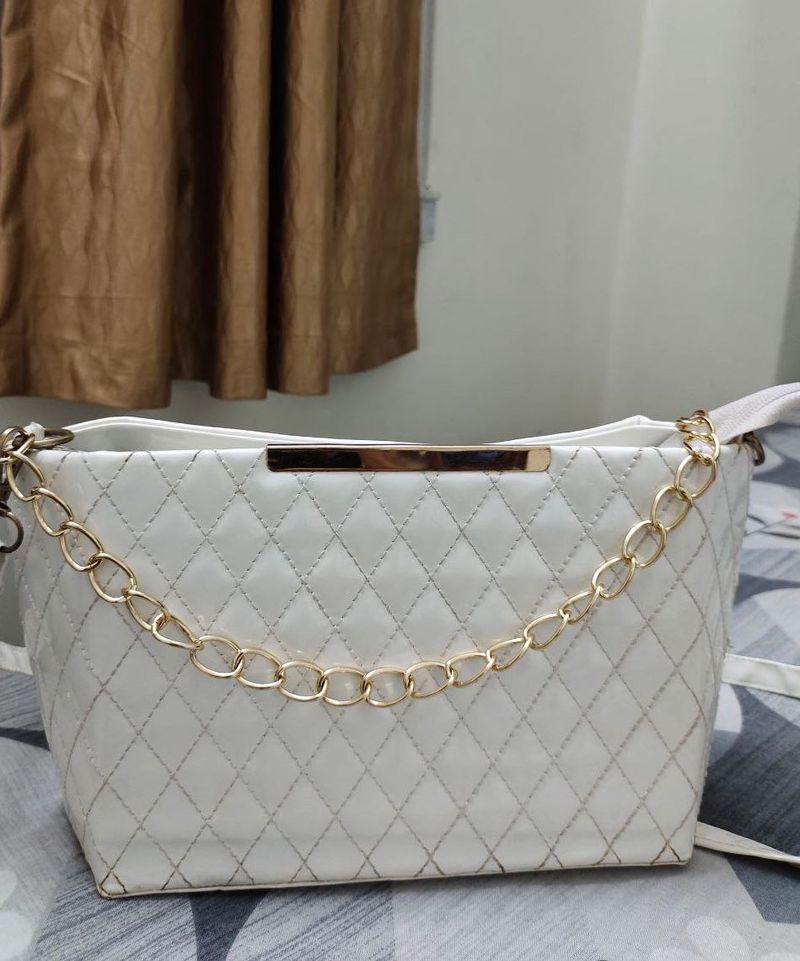 Chic White Handbag With Free Gift 🎁