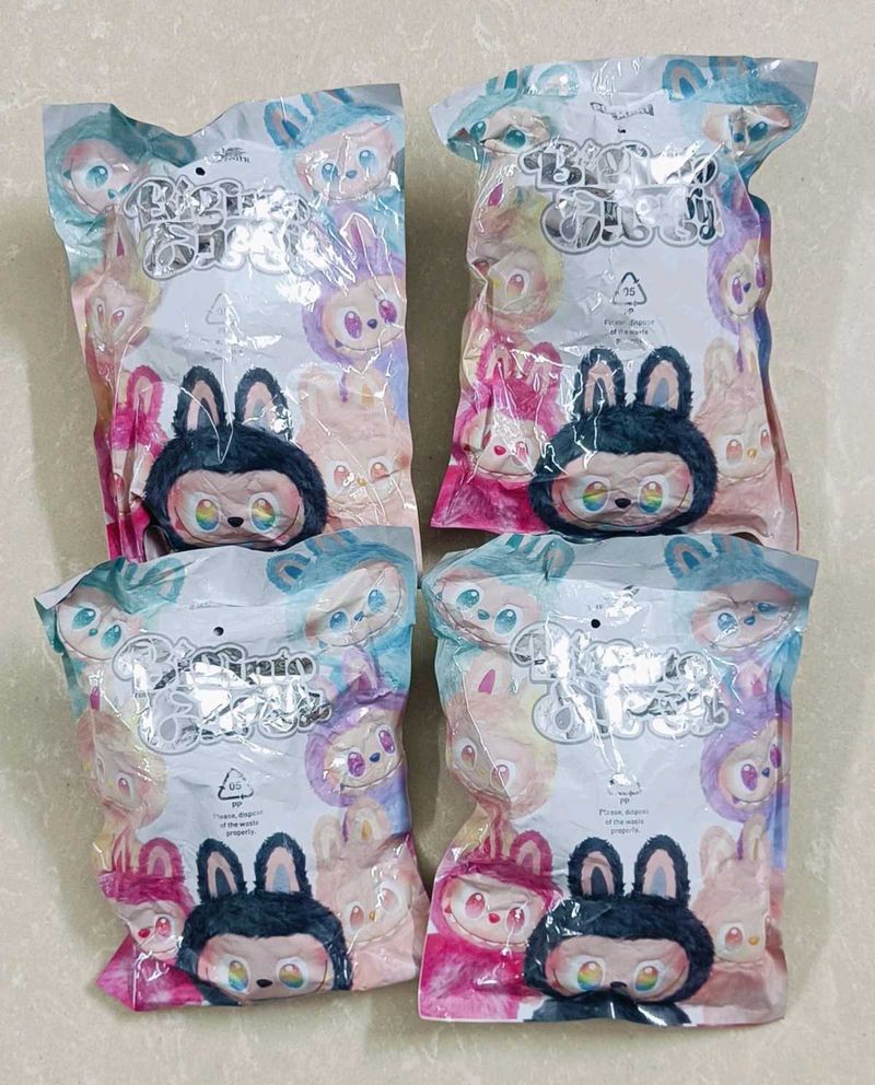 LABUBU DOLL(SEALED PIECE)