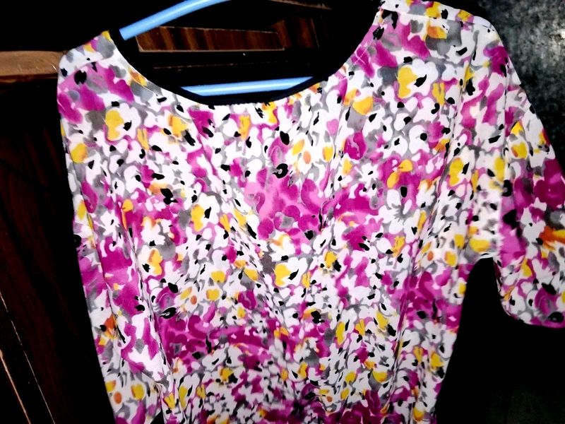 A Floral Top 💗 Fits Very Well Because Off elastic
