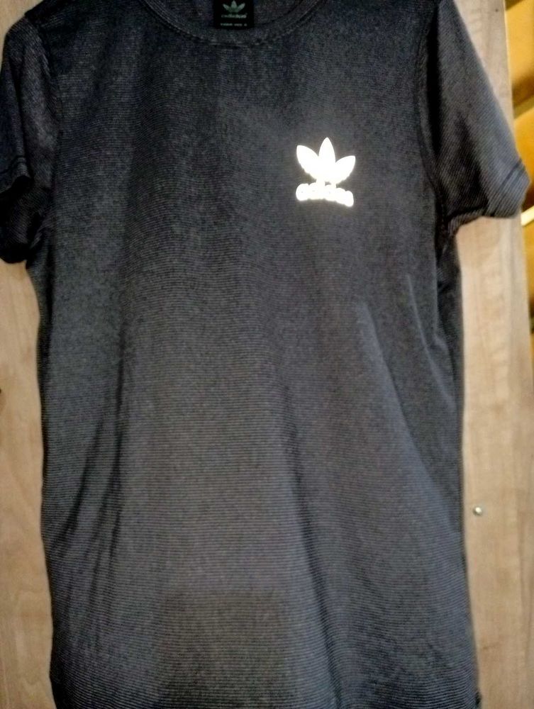 Adidas Tshirt (M) Size