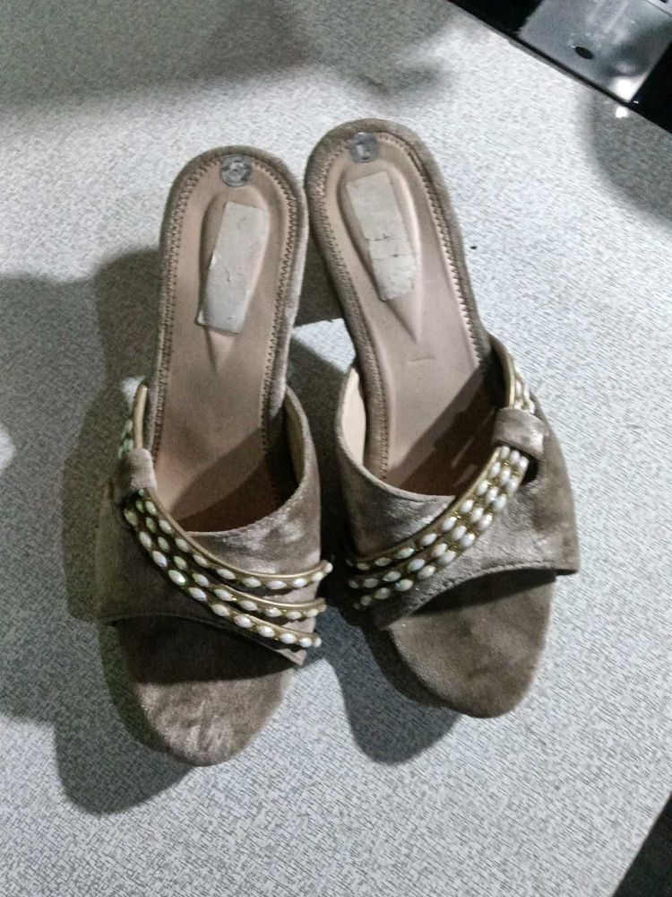 Elegant Slides with Pearl Detail