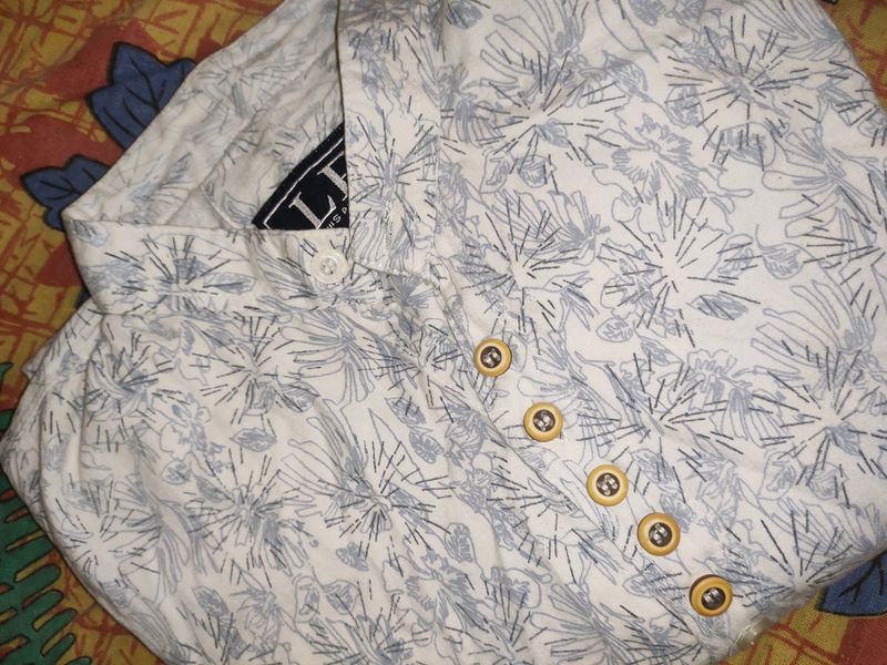 Men&#39;s M Size Good Conditions Shirt😍