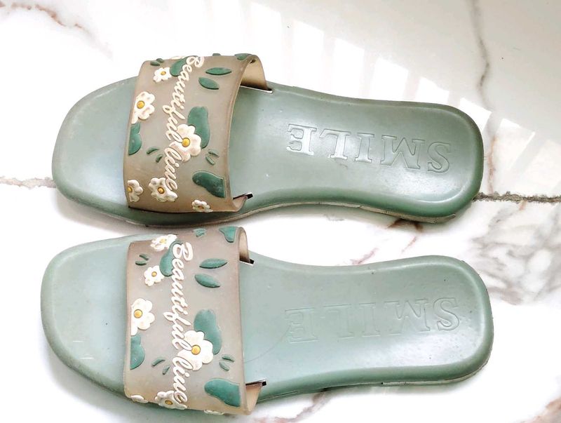 Sale 🌸 Floral Slippers + Freebie 🎁