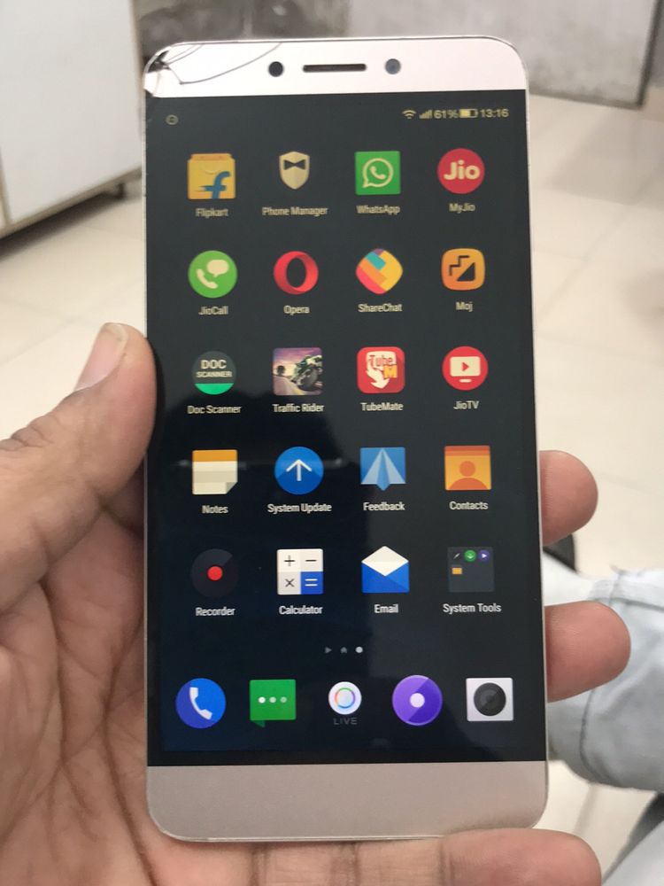 Letv Mobile 3gb RAM 32 GB Ron  Upar Thoda Glass Crack Hai Lekin Koi Dikkat Nahi Sab Kuchh Badhiya Chalta Hai