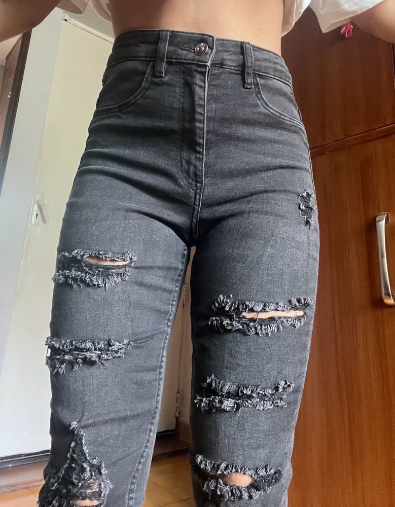 ☕️HM Shaping Black Ripped Jeans ☕️