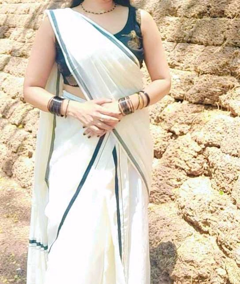 Set Mundu And Sleeveless Blouse