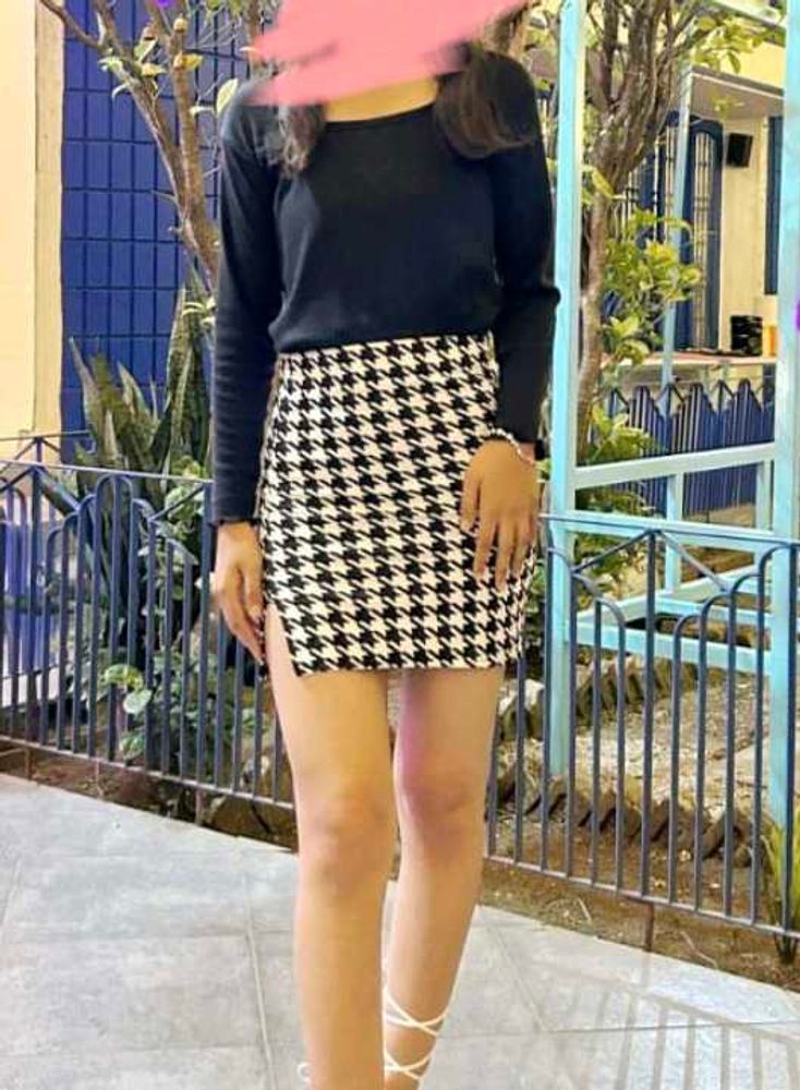 Chic Houndstooth Mini Skirt