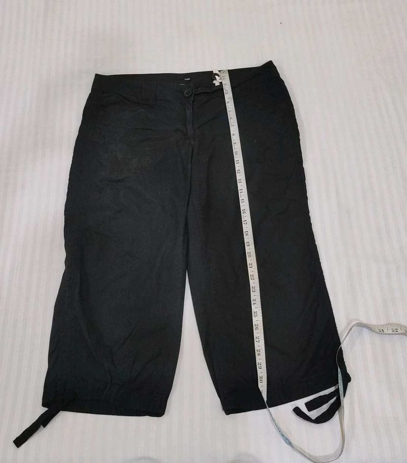 H&amp;M Black Capri Pants