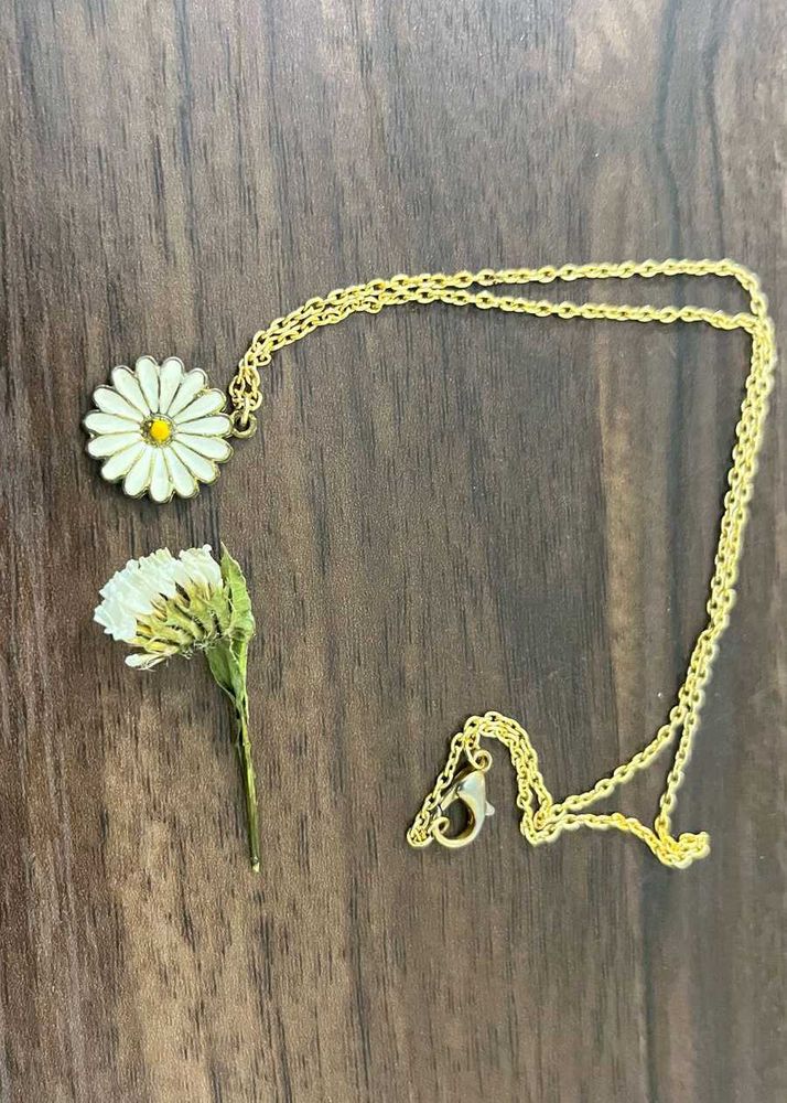 Daisy Pendant Necklace