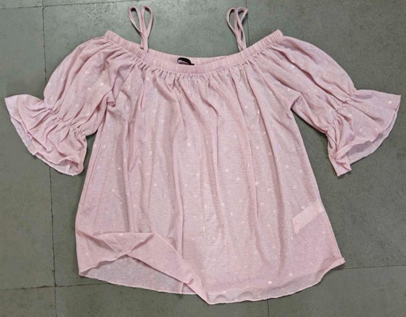 Shoulder Cut Top 🩷