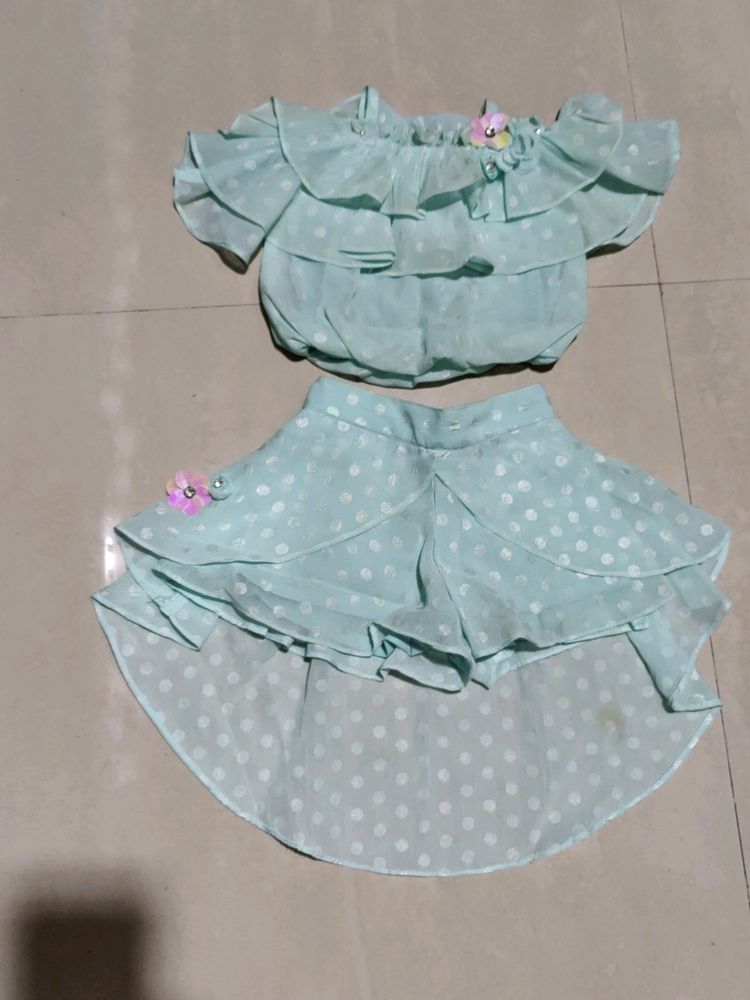Iscut Top C Green  With Floral Print