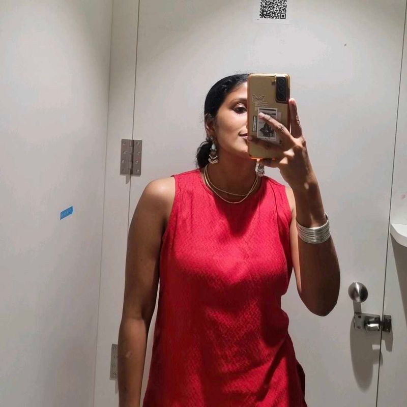 Red Sleeveless Kurta