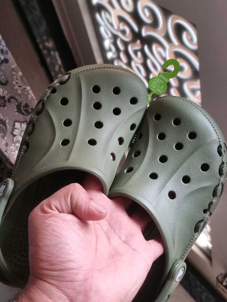 ABSOLUTELY UNUSED BRAND NEW WOMENS /UNISEX CROCS