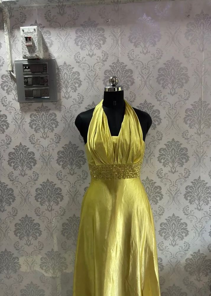 Beautiful Lemon Lustre Gown💛🍋💕