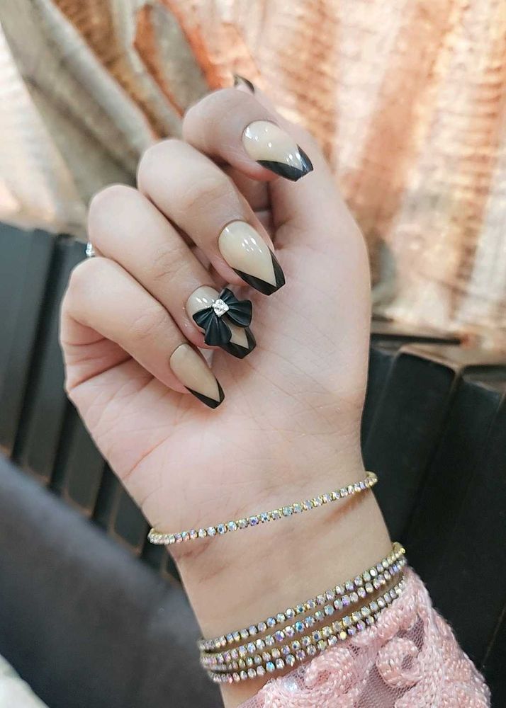 Elegant Beige &amp; Black Nail Set