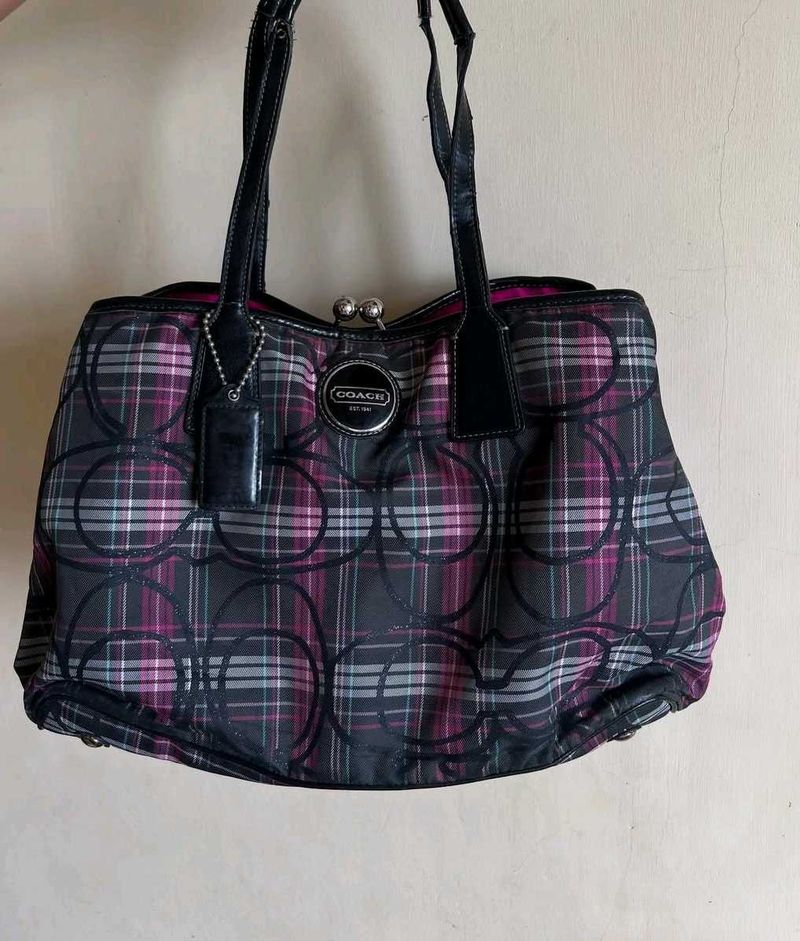 Coach Kiss Lock ( Authentic)