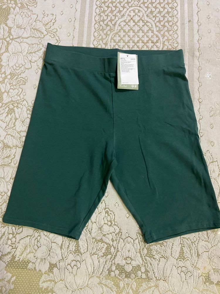 H&amp;M women’s Green Shorts (M)