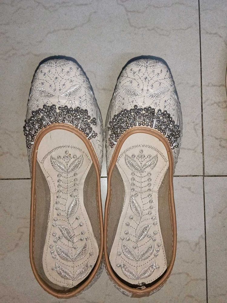 Embroidered White Mojari Jutti