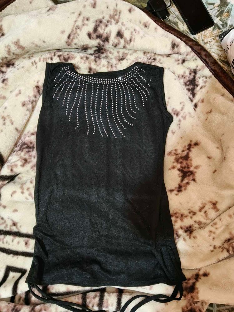 Glam Neck Black Top – Shimmer Elegance