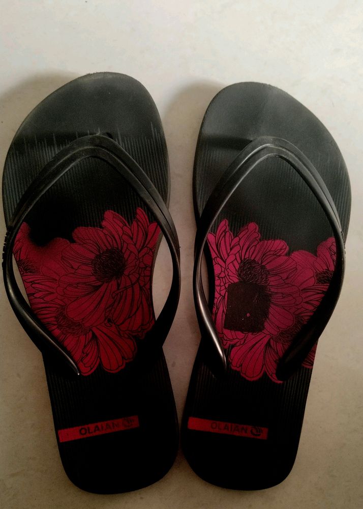 Black floral OLAIAN flip flops From Decathlon