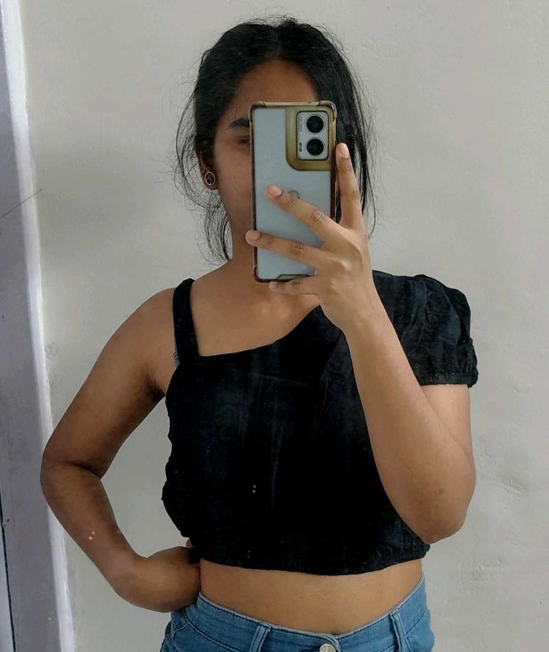 One side shoulder black crop top
