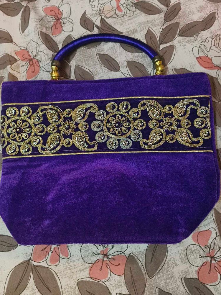 👉👉👉BRAND NEW Purple 🟣 🟣 Velvet Handbag 👛👜👛