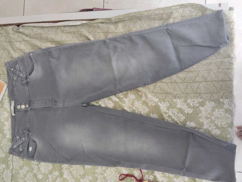 Gray High-Waisted Jeans