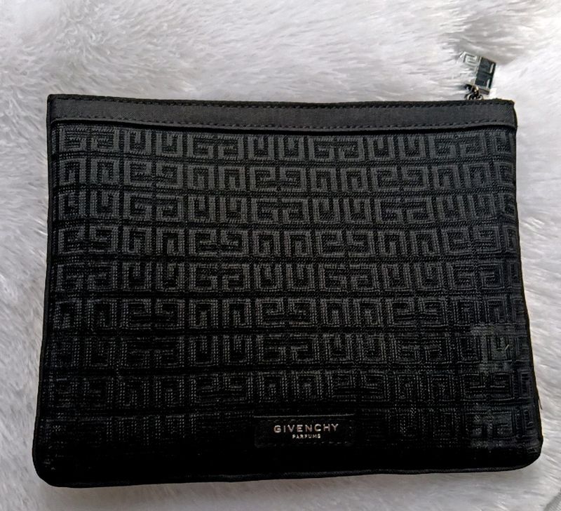 Givenchy Premium Pouch 💕♥️