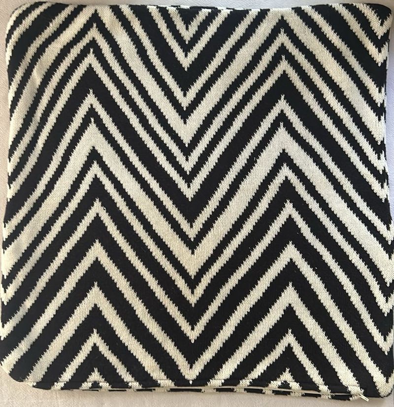50x50 Black &amp; White Zig Zag Woolen Cushion Cover