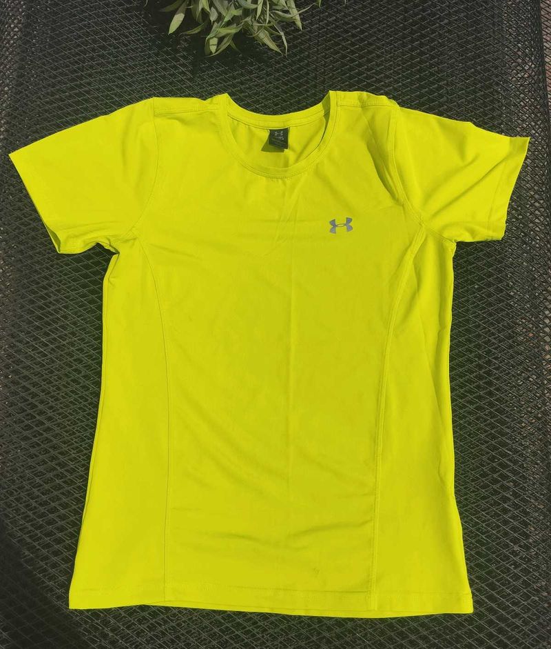 UNDERARMOUR TSHIRT Unises