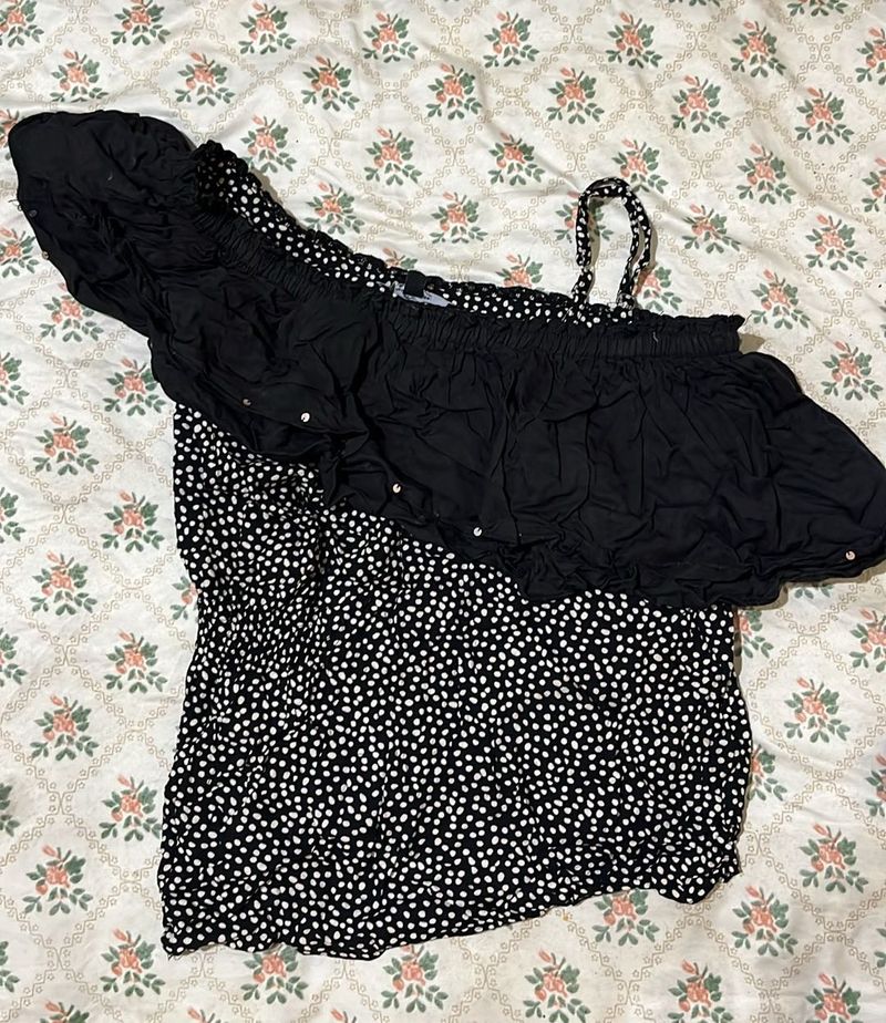 Chic Black &amp; White Top