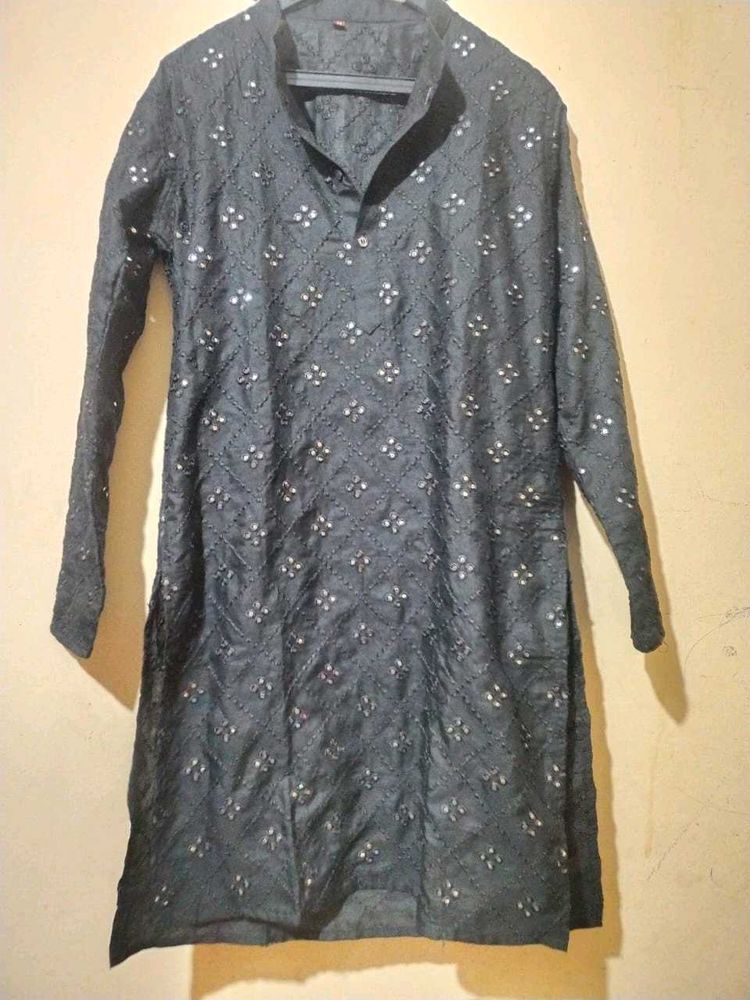 Embroidered Men&#39;s Kurta size M