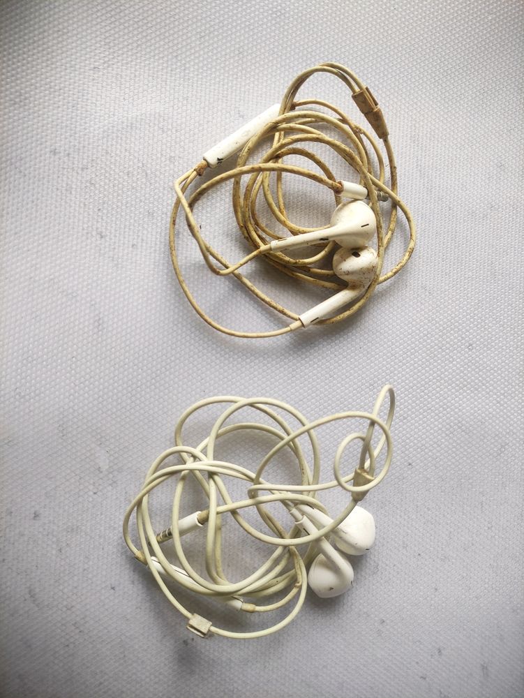 Original  Earphones X 2 ( Right Side Faulty)