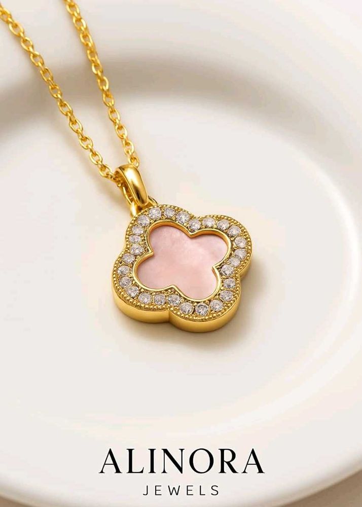 18k Gold Clover Pendant
